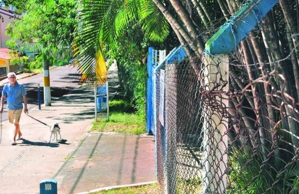 Grade que cerca o Bosque São José, oficialmente chamado de Praça Francisco Vivaldi, quebrada e com ferrugem: moradores cobram mais cuidados com o espaço público ( Carlos Sousa Ramos/AAN)