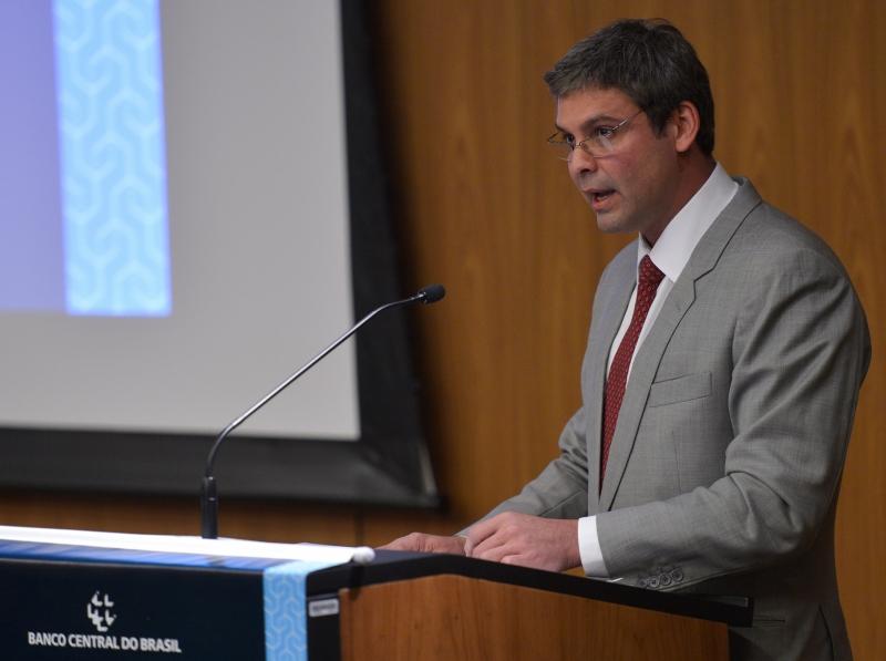Lindbergh Farias garantiu que, se não for possível votar todos os destaques amanhã, convocará sessões extraordinárias  (Agência Brasil)