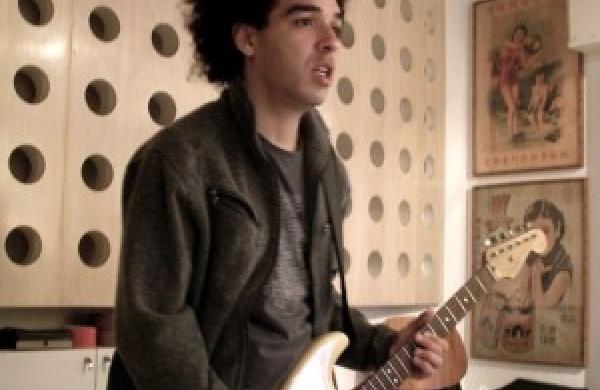 O guitarrista Peu Sousa já tocou com a cantora Pitty e também fez parte da banda Nove Mil Anjos, com Júnior Lima (Divulgação)