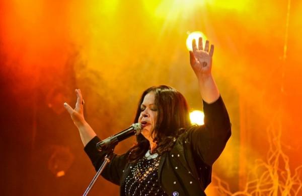 A cantora Amelinha durante o show que deu origem ao DVD, o primeiro após 40 anos de carreira (Divulgação)