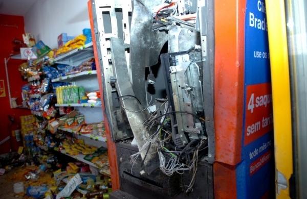 O caixa ficava dentro de uma loja de departamentos, que ficou destruída (Sérgio Masson/Gazeta de Ribeirão)
