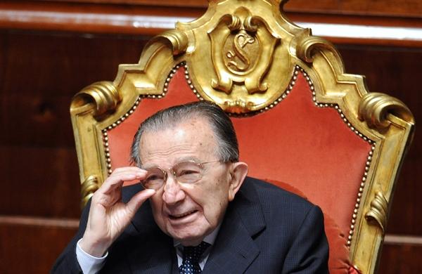 Giulio Andreotti morreu aos 94 anos após ser eleito primeiro-ministro italianao por 7 vezes (France Press)
