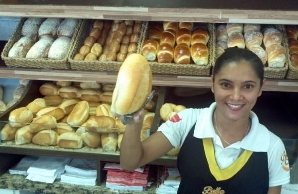 Funcionária de padaria de Ribeirão segura pão: reajuste de 7% desde setembro (Luís Fernando Manzoli/AAN)