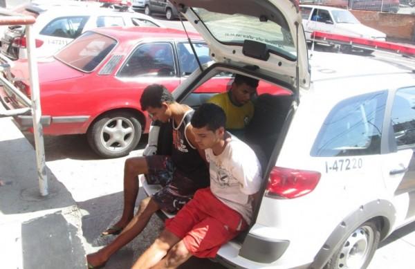 Os bandidos exigiram que a família saísse C4 e tentaram fugir, mas como o veículo tinha o câmbio automático, nenhum dos bandidos conseguiu dirigir (Yasmine Souza/Notícia Já)