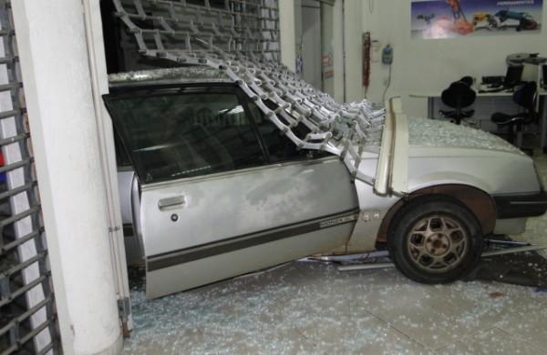 Veículo ficou preso na porta e bando abandou carro no local (Flavio Caumo/Divulgação GM)
