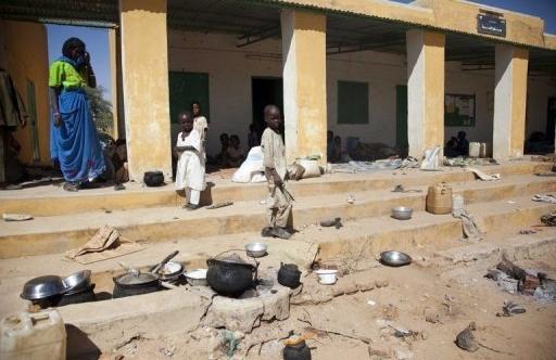 Prédio público funciona como abrigo, em El Sireaf, Darfur do Norte (France Press)