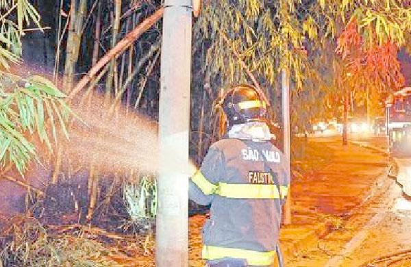 Área de lazer da Rua do Porto foi alvo de incêndio na semana passada; combate demorou mais de uma hora (Antonio Trivelin)