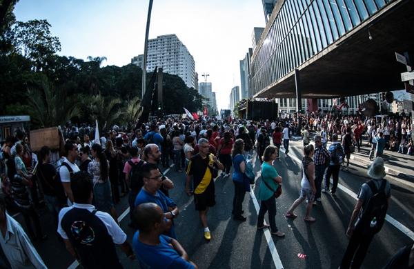 Professores estaduais em greve bloqueiam uma das faixas da Avenida Paulista, em frente ao Masp, no sentido Paraíso-Consolação (Agência Brasil)