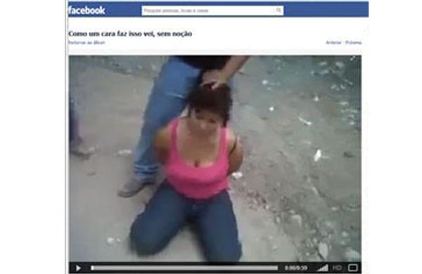 Vídeo postado no facebook mostra mulher sendo decapitada (Reprodução/facebook)